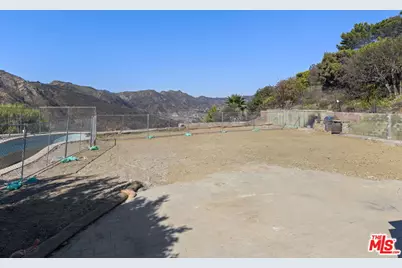 16820 Charmel Ln, Pacific Palisades, CA 90272 - Photo 11