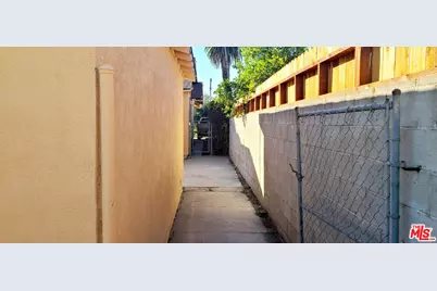 4716 S Van Ness Ave, Los Angeles, CA 90062 - Photo 55