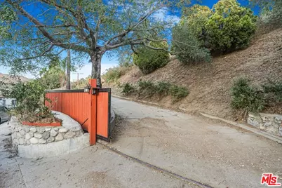 2070 Lilac Ln, Glendale, CA 91206 - Photo 47