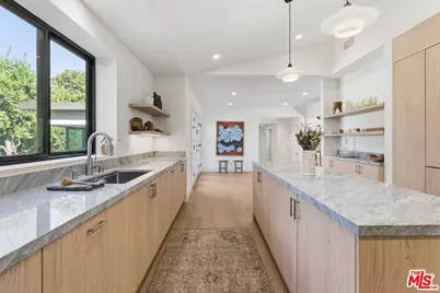 7401 Costello Ave, Van Nuys, CA 91405 - Photo 17