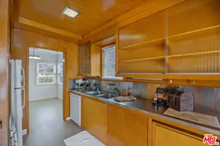 210 S Bundy Dr, Los Angeles, CA 90049 - Photo 39