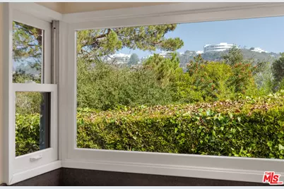 12146 Travis St, Los Angeles, CA 90049 - Photo 9