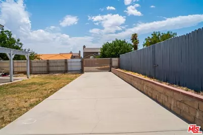 37411 Sheffield Dr, Palmdale, CA 93550 - Photo 43