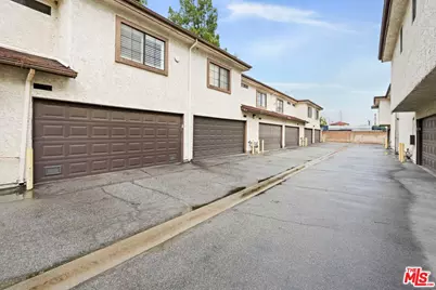 18560 Vanowen St #15, Reseda, CA 91335 - Photo 21