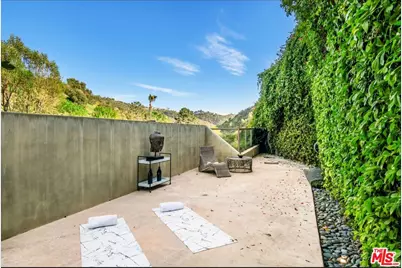 3685 Mandeville Canyon Rd, Los Angeles, CA 90049 - Photo 17