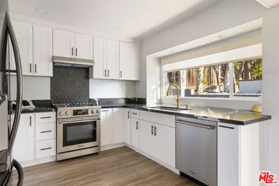 11775 Laurelwood Dr, Studio City, CA 91604 - Photo 13