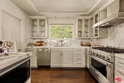 9279 Sierra Mar Dr, Los Angeles, CA 90069 - Photo 11