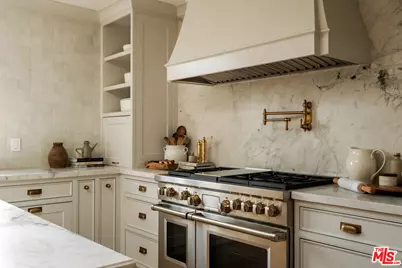 18875 Pasadero Dr, Tarzana, CA 91356 - Photo 15
