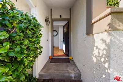 17084 Palisades Cir, Pacific Palisades, CA 90272 - Photo 21