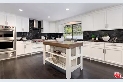 1060 Chantilly Rd, Los Angeles, CA 90077 - Photo 13