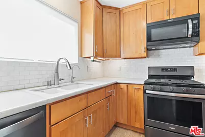 8422 Glencrest Dr, Los Angeles, CA 91352 - Photo 13