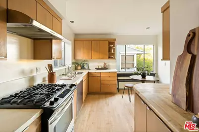 2372 Kenilworth Ave, Los Angeles, CA 90039 - Photo 13