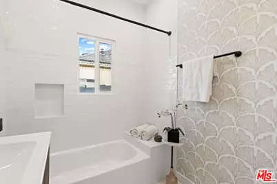 8018 S New Hampshire Ave, Los Angeles, CA 90044 - Photo 13