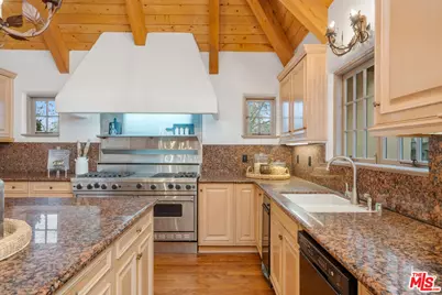 2917 N Poinsettia Ave, Manhattan Beach, CA 90266 - Photo 13