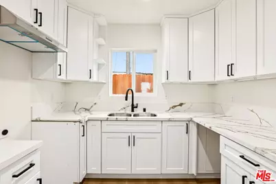 1320 W 51st Pl, Los Angeles, CA 90037 - Photo 23