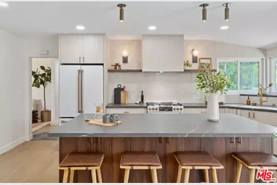 22946 Brenford St, Woodland Hills, CA 91364 - Photo 13