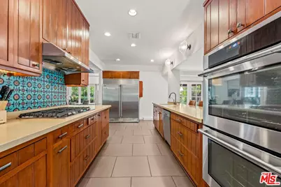 23057 Sylvan St, Woodland Hills, CA 91367 - Photo 3