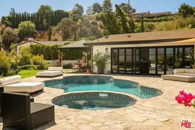 8251 Skyline Dr, Los Angeles, CA 90046 - Photo 29