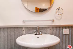 2008 Strongs Dr, Venice, CA 90291 - Photo 29