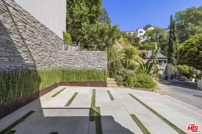 2756 Westshire Dr, Los Angeles, CA 90068 - Photo 41