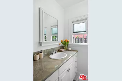 535 N Poinsettia Pl, Los Angeles, CA 90036 - Photo 21