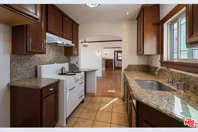 2331 Lucerne Ave, Los Angeles, CA 90016 - Photo 11