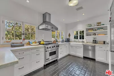 2270 Benedict Canyon Dr, Beverly Hills, CA 90210 - Photo 27