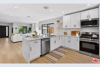 2931 S Bronson Ave, Los Angeles, CA 90018 - Photo 11