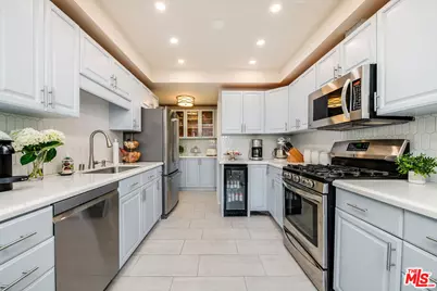 10707 Camarillo St #108, Toluca Lake, CA 91602 - Photo 3