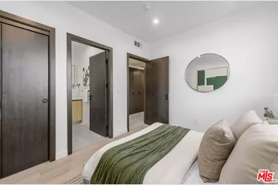 5851 Westside Crossing Ln, Los Angeles, CA 90034 - Photo 11