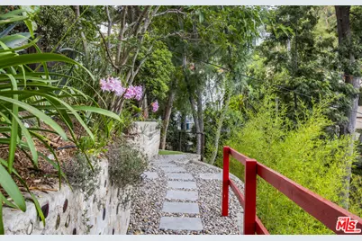 2882 Belden Dr, Los Angeles, CA 90068 - Photo 37
