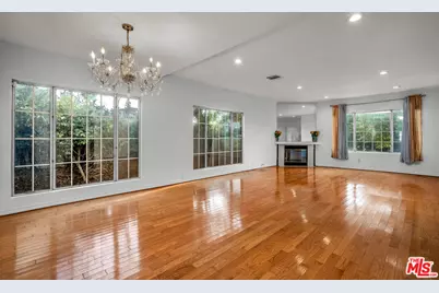 922 S Bundy Dr, Los Angeles, CA 90049 - Photo 25