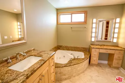 17097 Palisades Cir, Pacific Palisades, CA 90272 - Photo 11