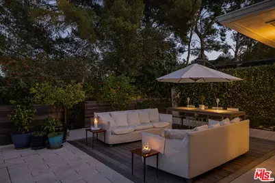 8704 Hollywood Hills Rd, Los Angeles, CA 90046 - Photo 29
