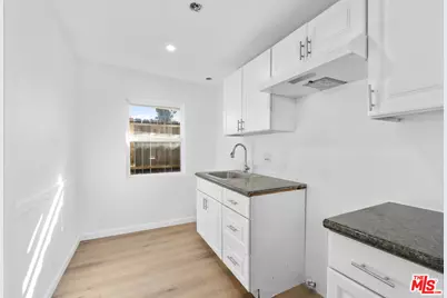 820 W 76th St, Los Angeles, CA 90044 - Photo 39