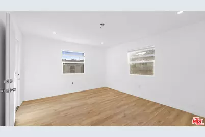 820 W 76th St, Los Angeles, CA 90044 - Photo 25