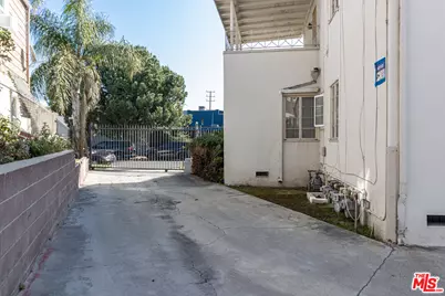 1655 Carmona Ave, Los Angeles, CA 90019 - Photo 5