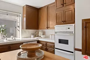 18135 Burbank Blvd, Tarzana, CA 91356 - Photo 17