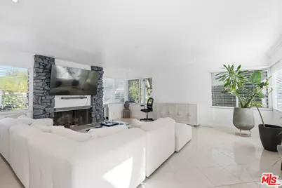 18202 Lake Encino Dr, Encino, CA 91316 - Photo 7