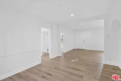 1185 S Tremaine Ave, Los Angeles, CA 90019 - Photo 11