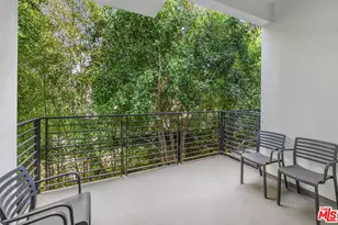 4724 N Village Ct Ln, Valley Village, CA 91607 - Photo 7