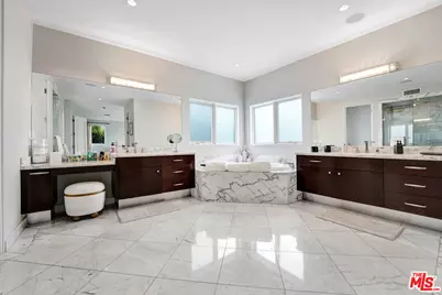 841 N Crescent Heights Blvd, Los Angeles, CA 90046 - Photo 15