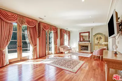 725 N Foothill Rd, Beverly Hills, CA 90210 - Photo 21