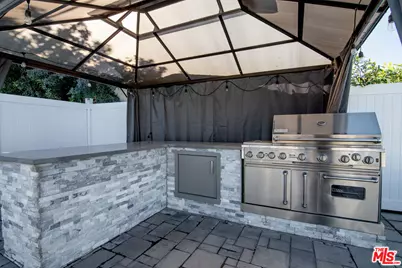 7735 Isis Ave, Los Angeles, CA 90045 - Photo 37