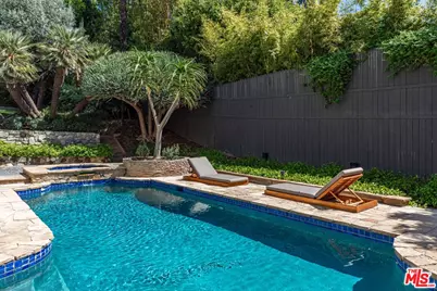 1136 N Doheny Dr, Los Angeles, CA 90069 - Photo 25