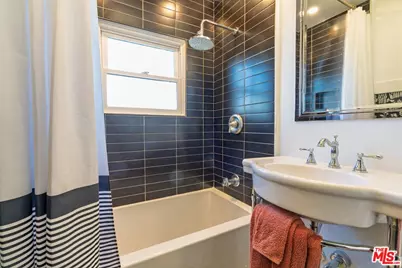 2215 W 36th St, Los Angeles, CA 90018 - Photo 17