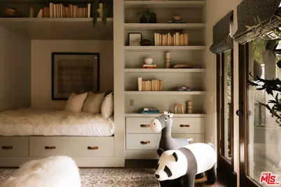 1046 N Norman Pl, Los Angeles, CA 90049 - Photo 29