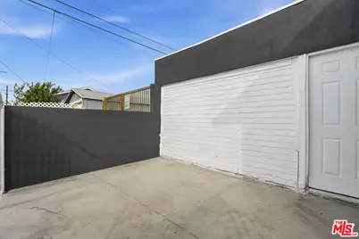 1049 W 67th St, Los Angeles, CA 90044 - Photo 13