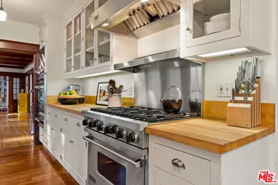 8050 Jovenita Canyon Dr, Los Angeles, CA 90046 - Photo 13