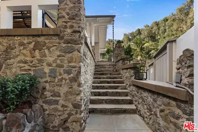 8050 Jovenita Canyon Dr, Los Angeles, CA 90046 - Photo 3